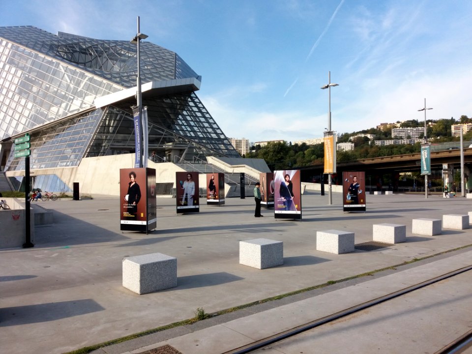 Lyon 2e - Parvis du Musée des Confluences, exposition La science taille XX Elles