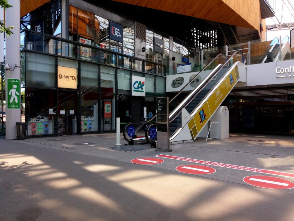 Lyon 2e - Cours Charlemagne, entrée du pôle de commerce, avec sens de circulation pendant le déconfinement 2020 (1)