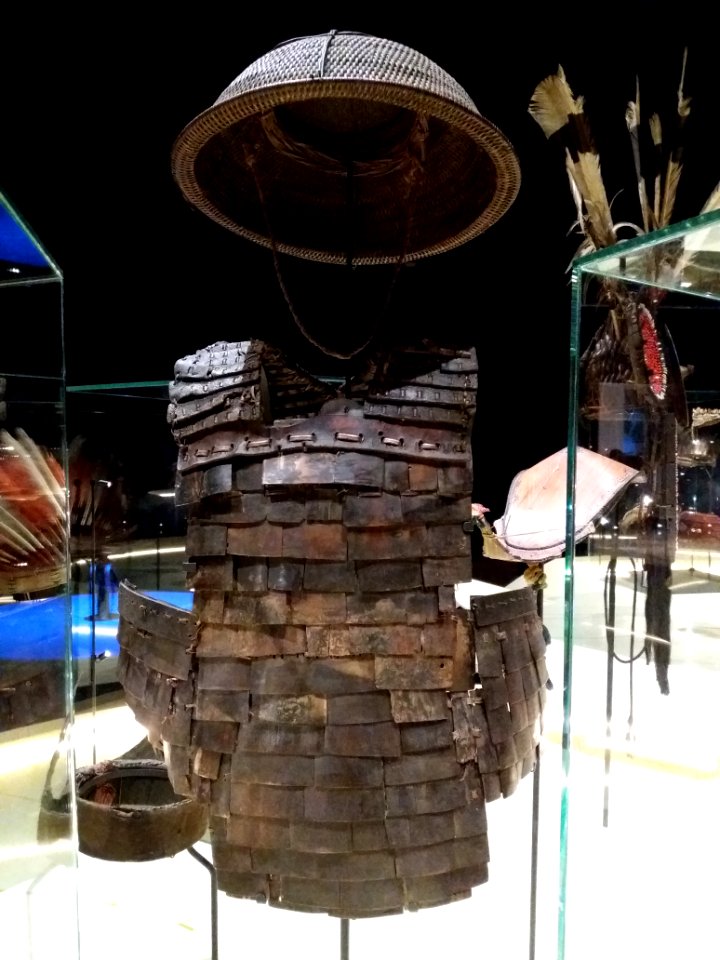 Lyon 2e - Musée des Confluences - Le monde en tête, la donation Antoine de Galbert (2019) - Armure de guerrier baju pa'barani et casque tandu tandu