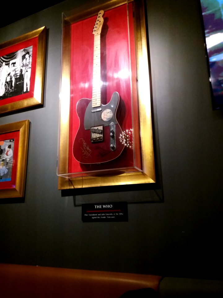 Lyon 2e - Hard Rock Cafe, guitare Fender Telecaster ayant appartenu à The Who, signée par Pete Townshend et John Entwistle