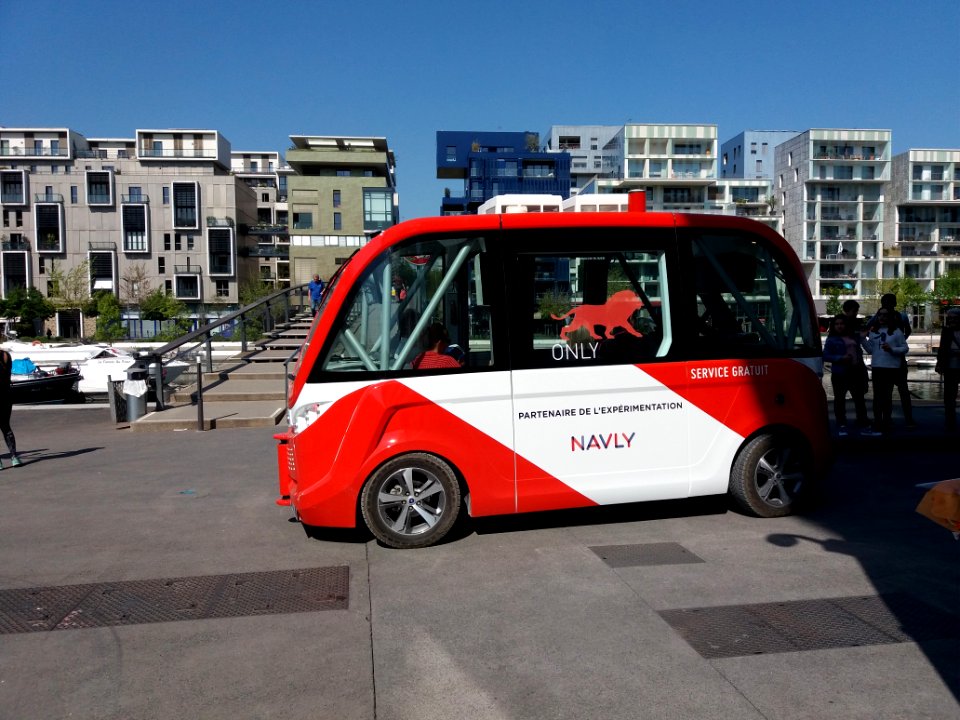 Lyon 2e - Navette Navly en train de se garer devant le centre commercial