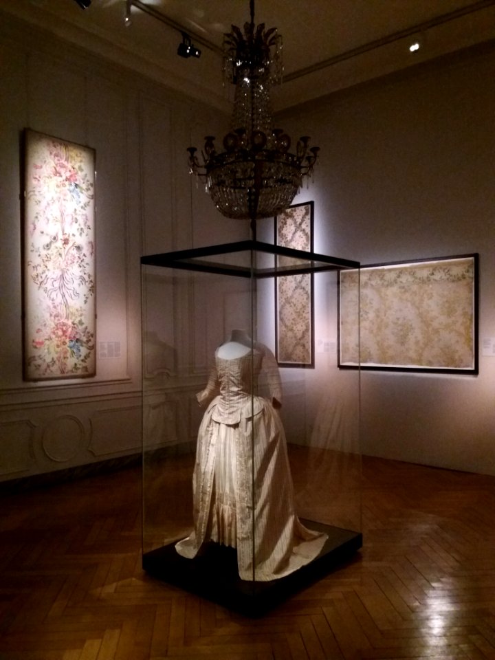 Lyon 2e - Musée des Tissus et des Arts décoratifs, salle avec robe centrale