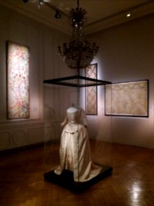 Lyon 2e - Musée des Tissus et des Arts décoratifs, salle avec robe centrale