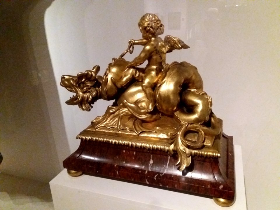 Lyon 2e - Musée des Tissus et des Arts décoratifs, enfant à califourchon sur un dragon, de dos