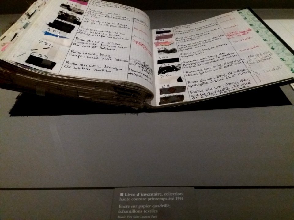 Lyon 2e - Musée des Tissus - Yves Saint Laurent, les coulisses de la haute couture à Lyon - Livre d'inventaire, collection haute couture printemps-été 1996