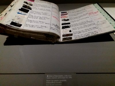 Lyon 2e - Musée des Tissus - Yves Saint Laurent, les coulisses de la haute couture à Lyon - Livre d'inventaire, collection haute couture printemps-été 1996