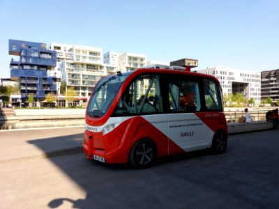 Lyon 2e - Navette Navly à l'arrêt devant le centre commercial
