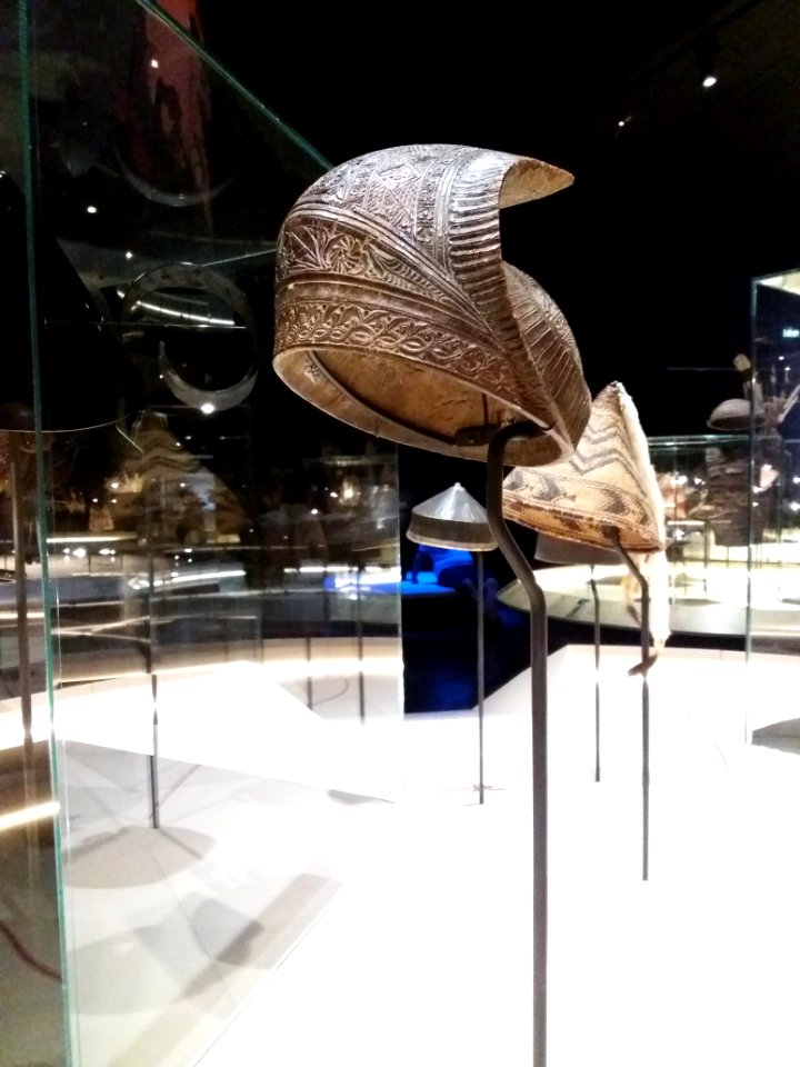 Lyon 2e - Musée des Confluences - Le monde en tête, la donation Antoine de Galbert (2019) - Coiffe cérémonielle d'homme, saluak deta batimbo kayu