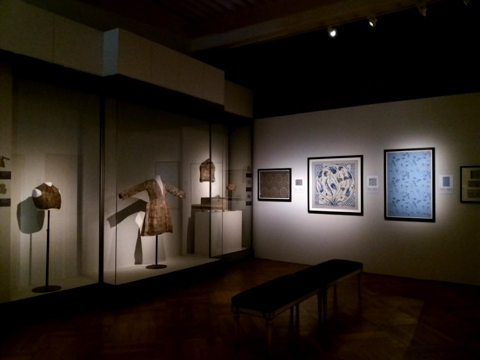 Lyon 2e - Musée des Tissus et des Arts décoratifs, salle aux vêtements et tableaux