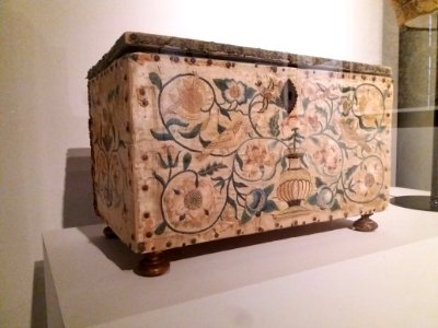 Lyon 2e - Musée des Tissus et des Arts décoratifs, coffret recouvert de satin, soie et broderie