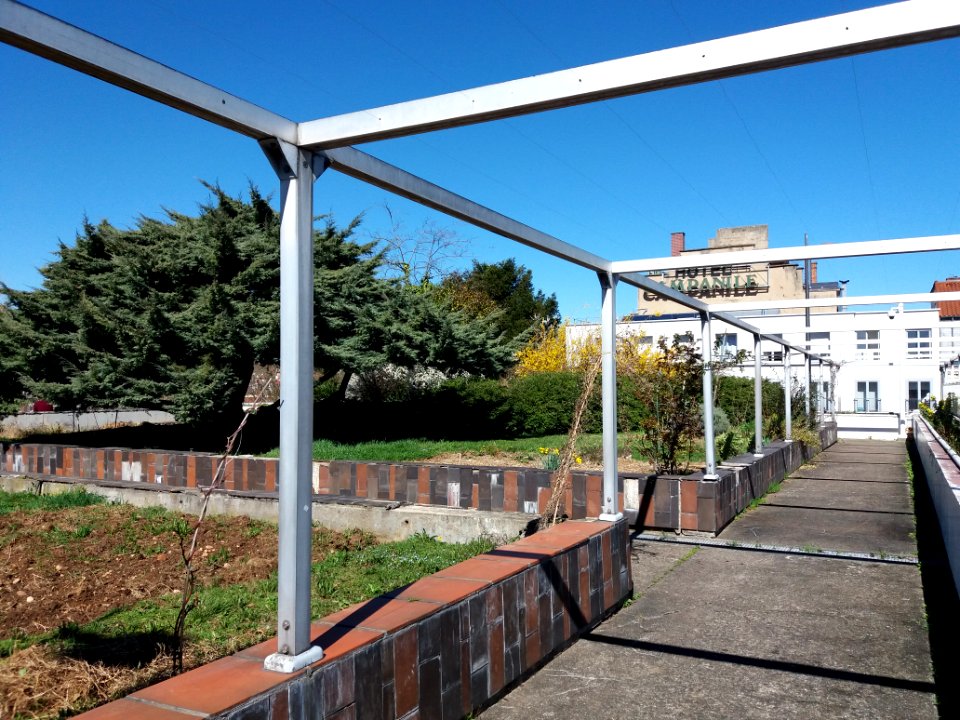 Lyon 2e - Jardins suspendus de Perrache, côté Rhône, allée est, croisement