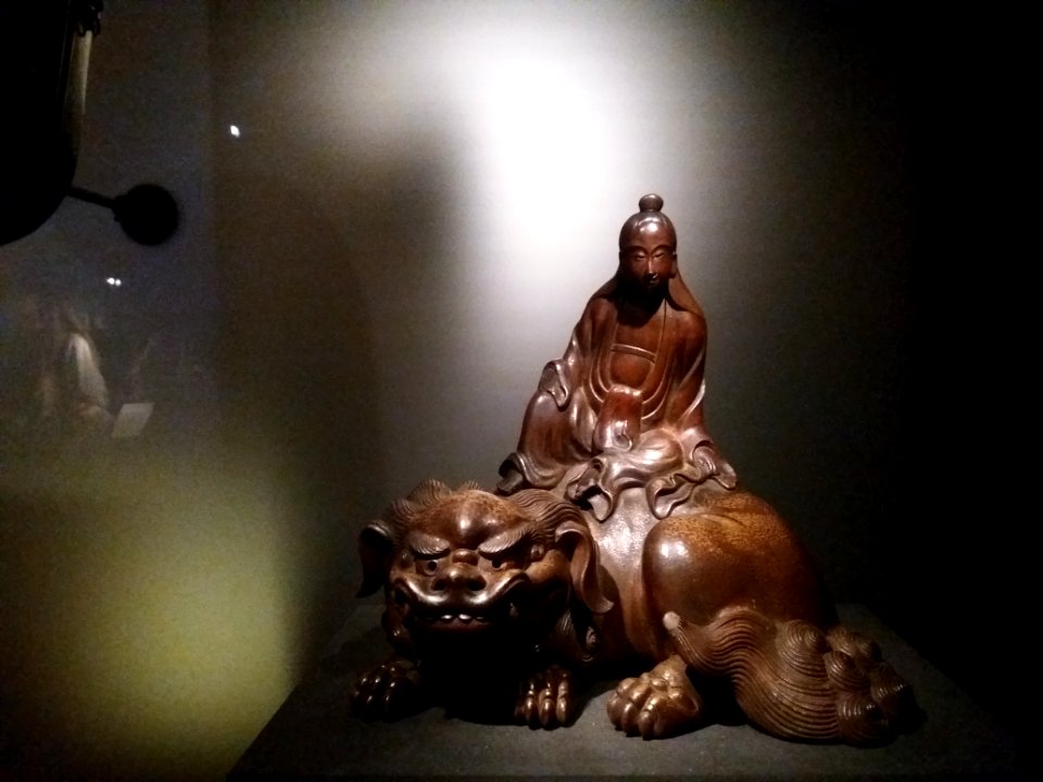 Lyon 2e - Musée des Confluences - Yokainoshima, esprits du Japon - Monju Bosatsu assis sur un lion, shishi