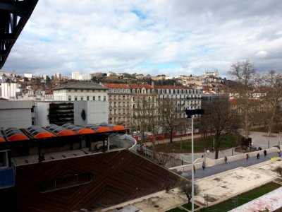 Lyon 2e - Jardins suspendus de Perrache, côté Rhône, vue sur l'escalier de la gare, la place Carnot et la colline de Fourvière