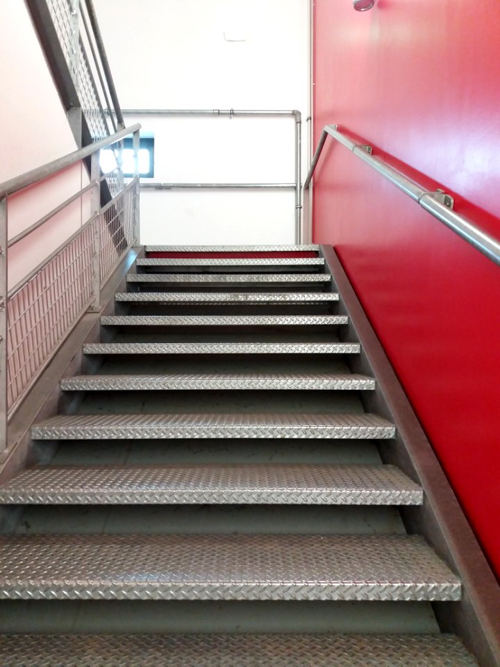 Lyon 2e - La Sucrière, escalier montant au 2e étage
