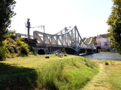 Lyon 2e - Jardin Gabriel Rosset - Vue sur le pont ferroviaire de La Mulatière