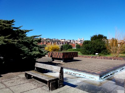 Lyon 2e - Jardins suspendus de Perrache, côté Saône, banc et ancien bassin