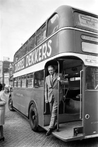Lijsttrekker Harmsen in de bus te Amsterdam, Bestanddeelnr 924-4680