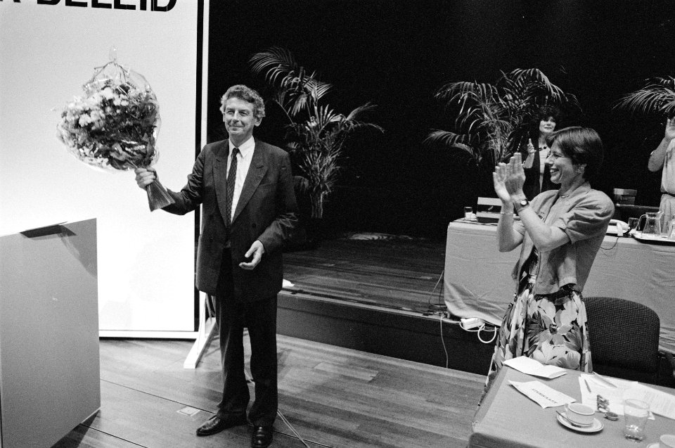 Lijsttrekker Wim Kok met bloemen, rechts Marjanne Sint, Bestanddeelnr 934-4808