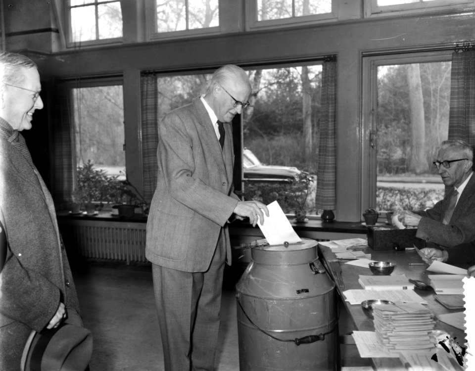 Lijstaanvoerder van de KVP professor mr. C. P. M. Romme brengt zijn stem uit, Bestanddeelnr 910-2122
