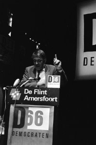 Lijsttrekker Hans van Mierlo tijdens toespraak, Bestanddeelnr 933-5493