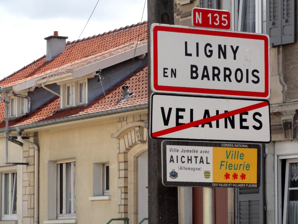 Ligny-en-Barrois and Velaines (Meuse) city limit signs