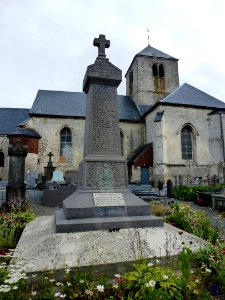 Ligny-lès-Aire (Pas-de-Calais, Fr) église et monument aux morts photo