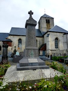Ligny-lès-Aire (Pas-de-Calais, Fr) église et monument aux morts