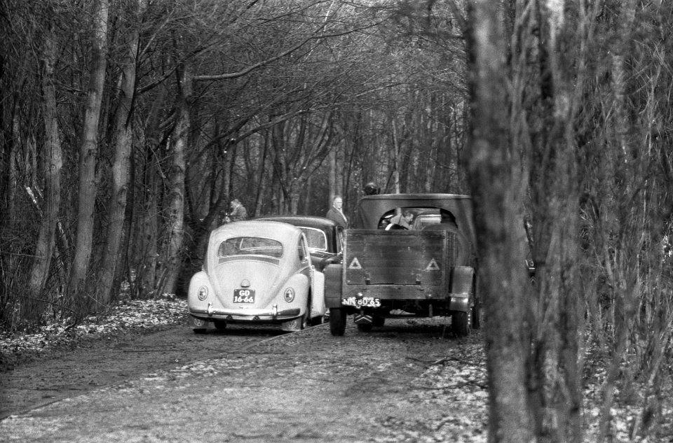 Lijk van Colombo in Amsterdamse Bos gevonden Wagen met aanhangwagen op de plaat, Bestanddeelnr 913-2645