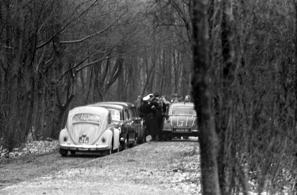 Lijk van Colombo in Amsterdamse Bos gevonden Wagen met aanhangwagen op de plaat, Bestanddeelnr 913-2643