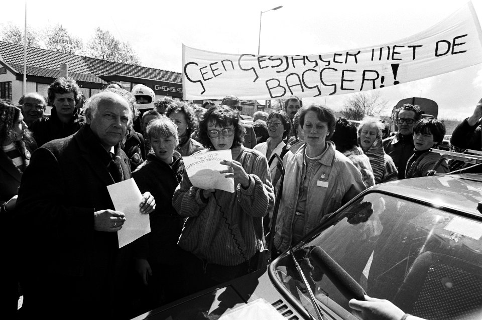 Lijsttrekker Joop den Uyl met PvdA-verkiezingscaravaan op toernee in Rijnmond, …, Bestanddeelnr 931-4463