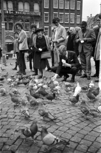 Lijsttrekker Udink (gehurkt) voert duiven op de Dam, staand freule Wttewaall van, Bestanddeelnr 924-4719