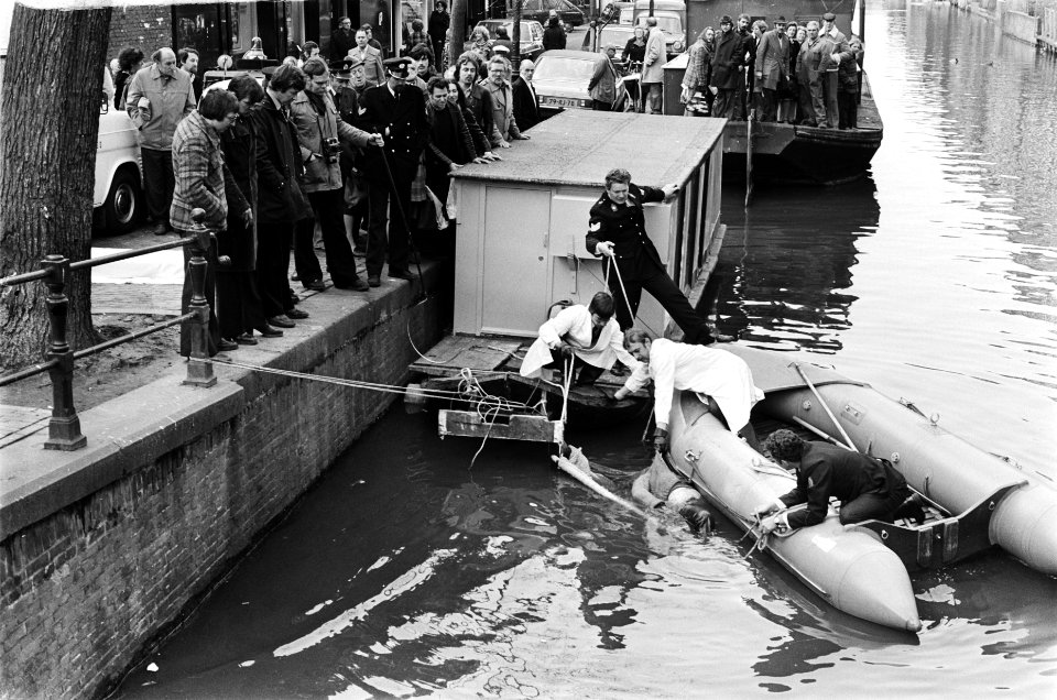 Lijk uit Amsterdamse Lijnbaansgracht gevist - 14 april 1978 - Bestanddeelnr 929-6708