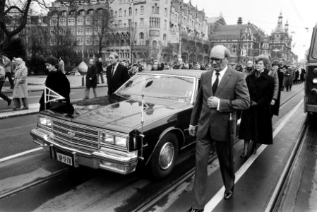 Lijkwagen rijdt van de Stadsschouwburg naar het Vondelpark in Amsterdam, geflank, Bestanddeelnr 932-5508
