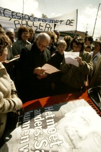 Lijsttrekker Joop den Uyl met zijn PvdA verkiezingskaravaan op toernee in Rijnmo, Bestanddeelnr 253-8530