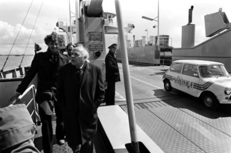 Lijsttrekker Joop den Uyl met PvdA-verkiezingscaravaan op toernee in Rijnmond, …, Bestanddeelnr 931-4465