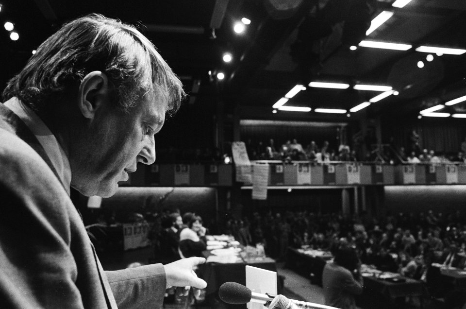 Lijsttrekker Hans van Mierlo tijdens toespraak, Bestanddeelnr 933-5492