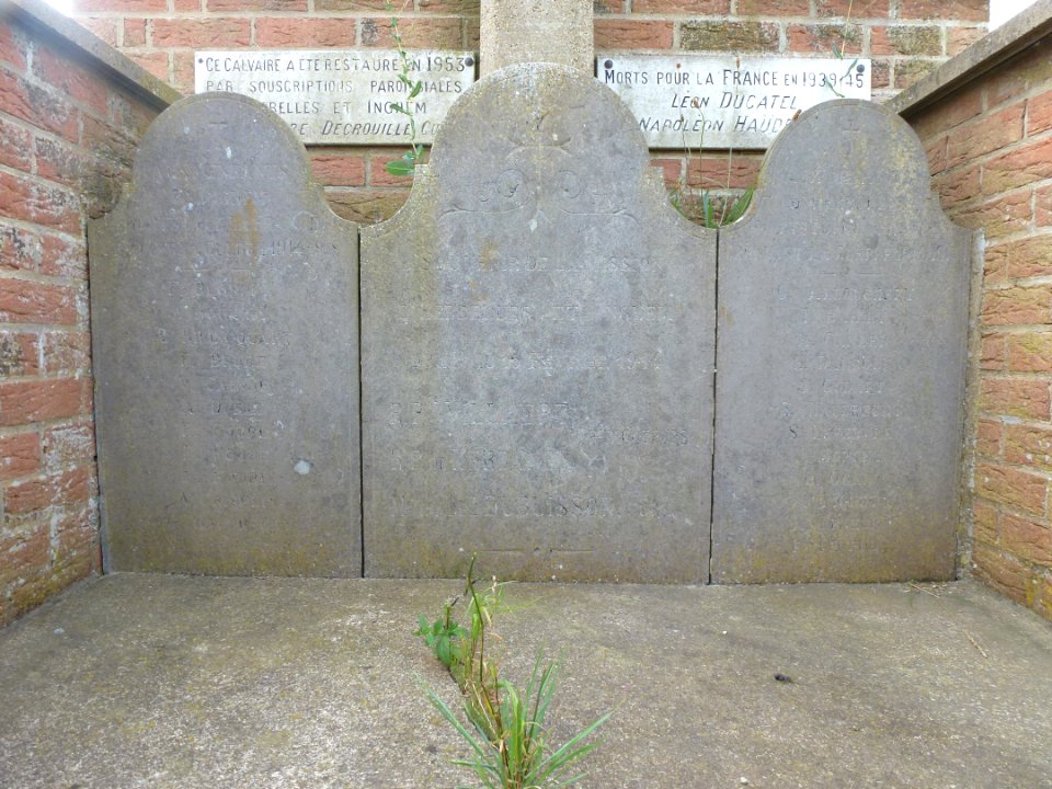 Limite Herbelles-Inghem (Pas-de-calais, Fr) memorial 1914-18, les plaquettes