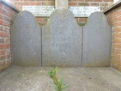 Limite Herbelles-Inghem (Pas-de-calais, Fr) memorial 1914-18, les plaquettes