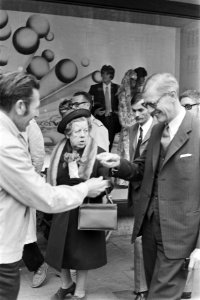 Lijsttrekker Udink (r) en freule Wttewaall van Stoetwegen (m), Bestanddeelnr 924-4711