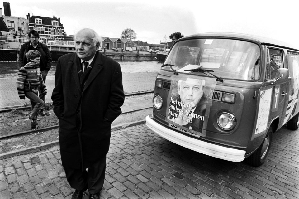 Lijsttrekker Joop den Uyl met PvdA-verkiezingscaravaan op toernee in Rijnmond, …, Bestanddeelnr 931-4461