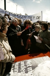 Lijsttrekker Joop den Uyl met zijn PvdA verkiezingskaravaan op toernee in Rijnmo, Bestanddeelnr 253-8529
