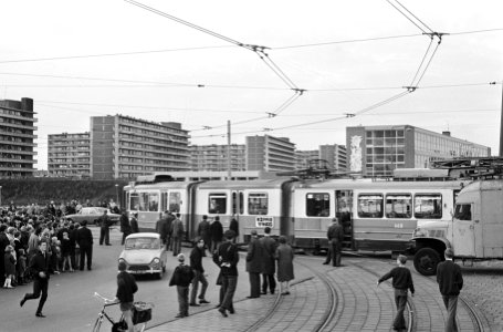 Lijn 17 op hoek Osdorpplein en Meer en Vaart uit de rails, Bestanddeelnr 919-7074