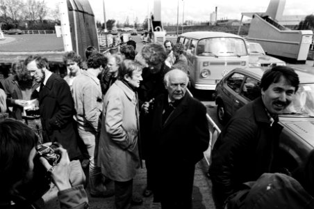 Lijsttrekker Joop den Uyl met PvdA-verkiezingscaravaan op toernee in Rijnmond, Den Uyl op de veerpont Maassluis, Bestanddeelnr 931-4465
