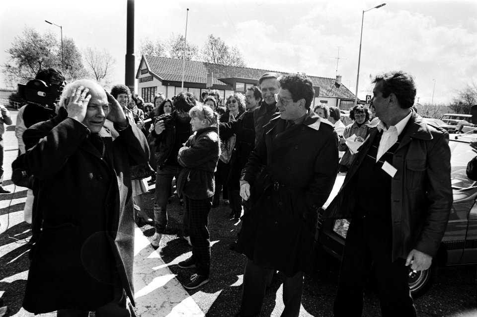 Lijsttrekker Joop den Uyl met PvdA-verkiezingscaravaan op toernee in Rijnmond, …, Bestanddeelnr 931-4462
