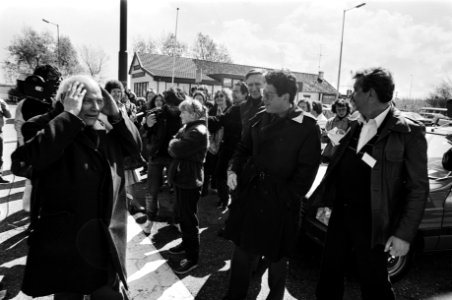 Lijsttrekker Joop den Uyl met PvdA-verkiezingscaravaan op toernee in Rijnmond, …, Bestanddeelnr 931-4462