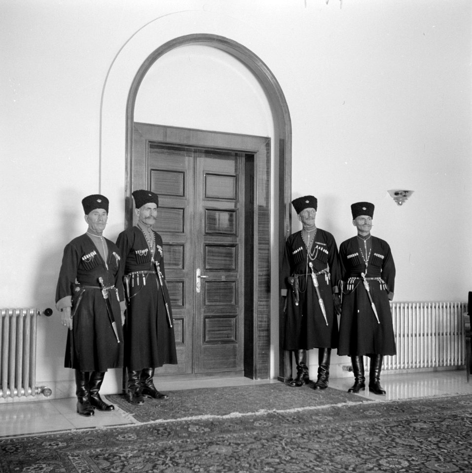 Lijfwacht van koning Hussein voor de ingang van de koninklijke vetrekken, Bestanddeelnr 255-5062