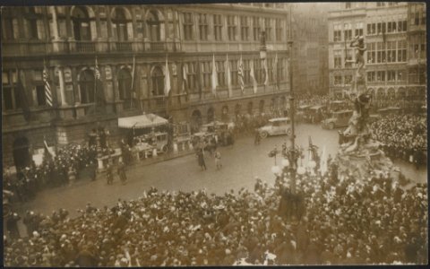 Limousines arriveren bij een gebouw op een plein waar een grote menigte is verza, Bestanddeelnr 158-2426