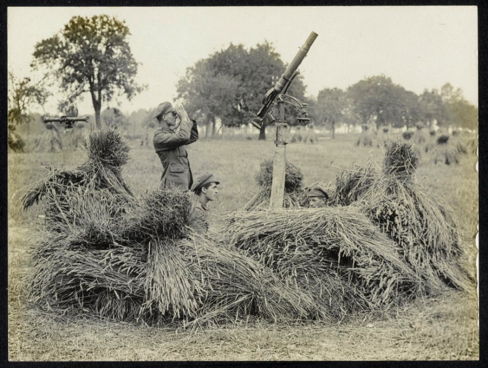 Life and death, an anti-aircraft gun in the harvest, Bestanddeelnr 158-0895