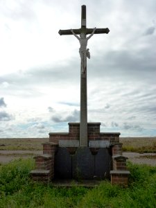Limite Herbelles-Inghem (Pas-de-calais, Fr) memorial 1914-18 avec croix