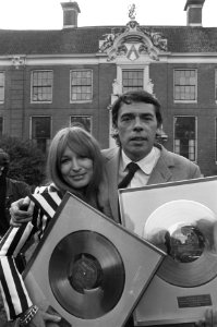 Liesbeth List krijgt gouden LP voor LL zingt J Brel op kasteel Groeneveld te , Bestanddeelnr 925-0798